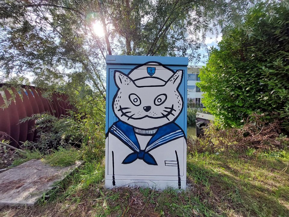 Gato dressed as a sailor near Eindhoven’s houseboats