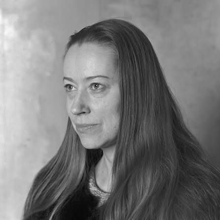 Zwart-wit portret van kunstenaar Hanneke Wetzer, kijkend buiten beeld.