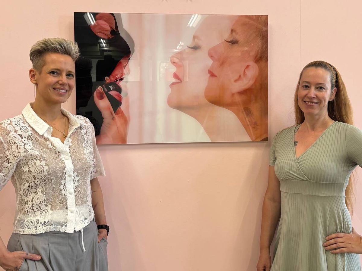 Hanneke Wetzer en Meesteres Eve staan voor het fotografische werk Intimiteit in Overgave tijdens Sexhibition.
