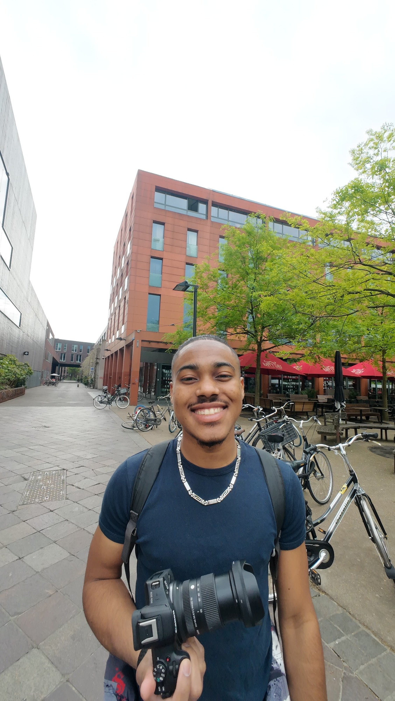 Jaïr Pietersz met camera tijdens een fotomoment in Eindhoven.