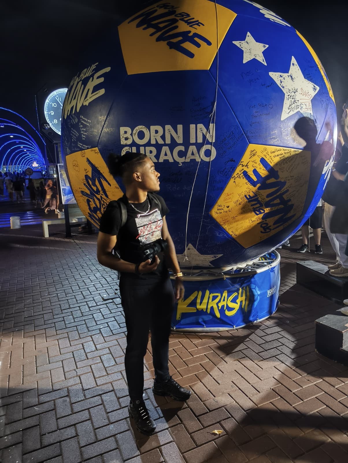Jaïr Pietersz bij een Born in Curaçao-kunstwerk.