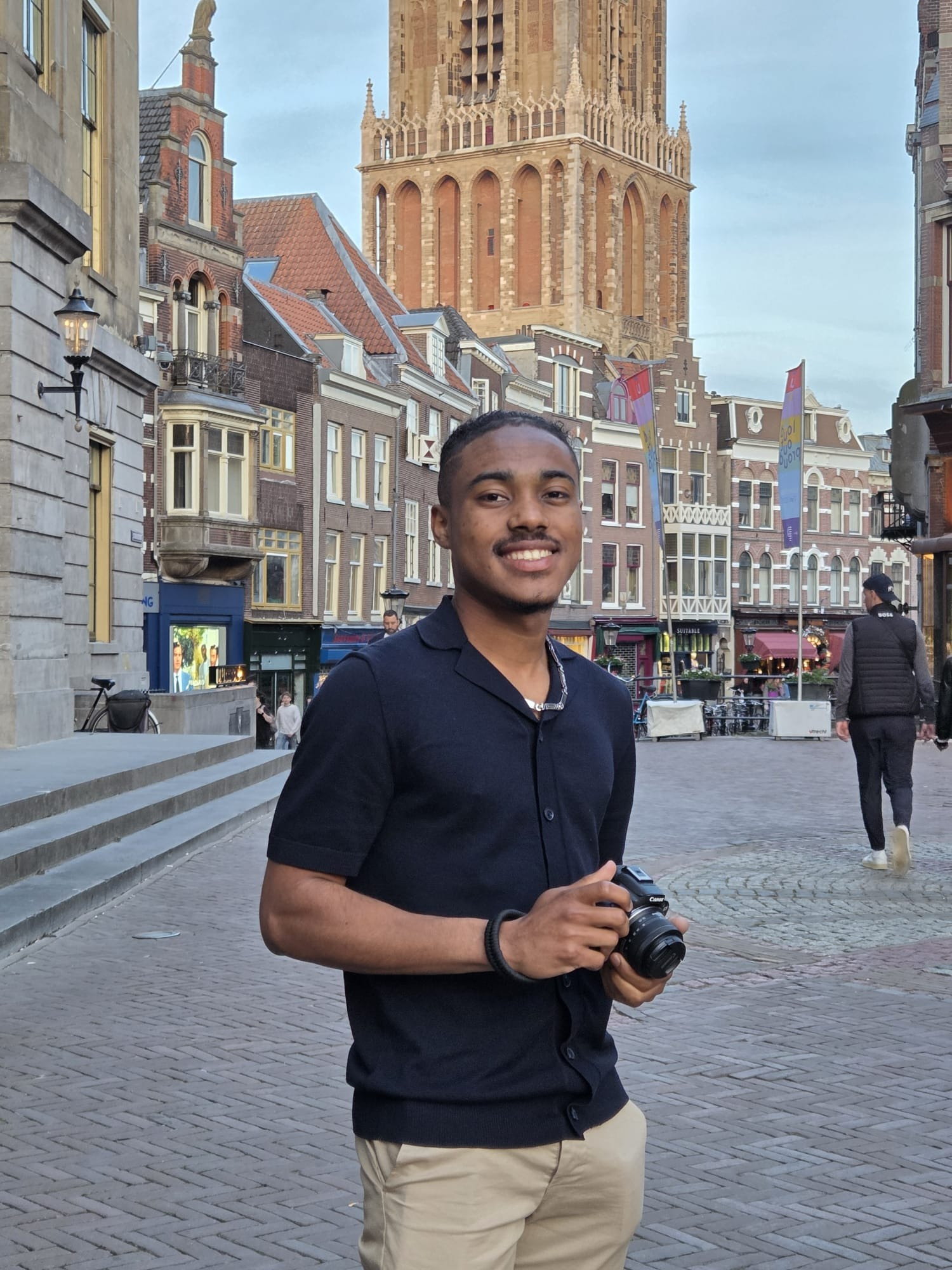 Fotograaf Jaïr Pietersz met camera in het centrum van Eindhoven.