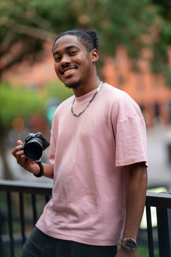 Fotograaf Jaïr Pietersz met camera in het centrum van Eindhoven.