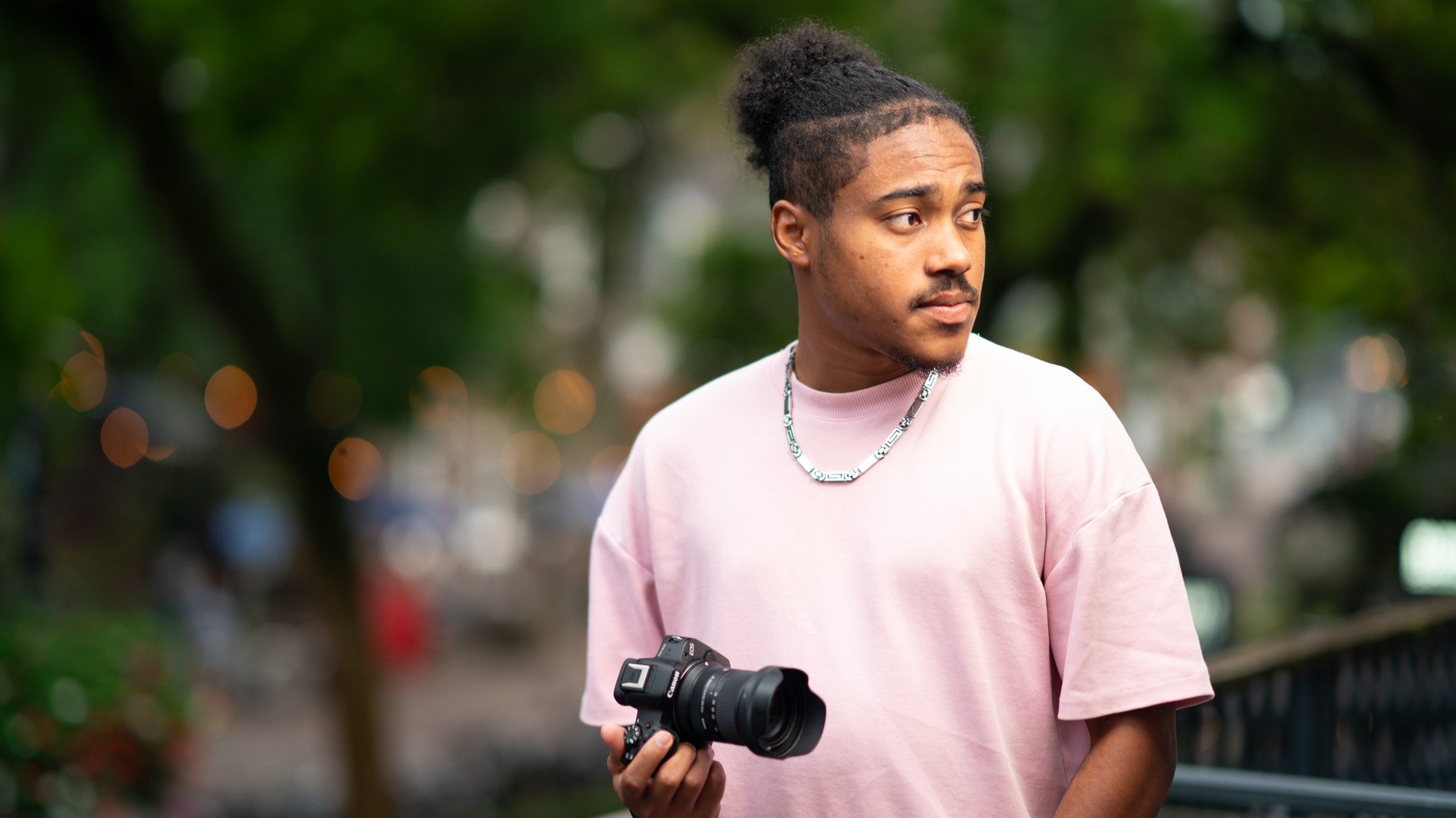 Jaïr Pietersz van JP Captivated met camera, fotograaf en lid van Eindhoven Creator Community.