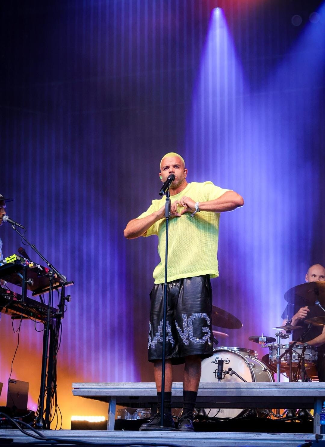 Zanger Sef op het podium, live gefotografeerd door JP Captivated.