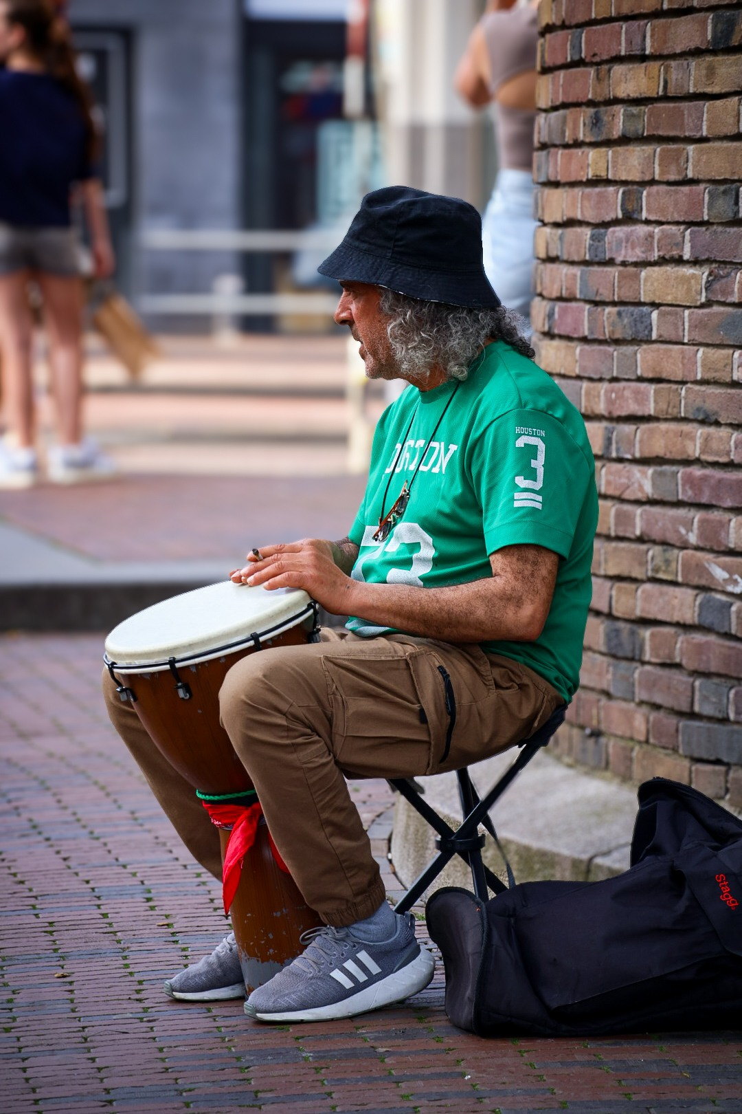Straatmuzikant met percussie gefotografeerd door JP Captivated.