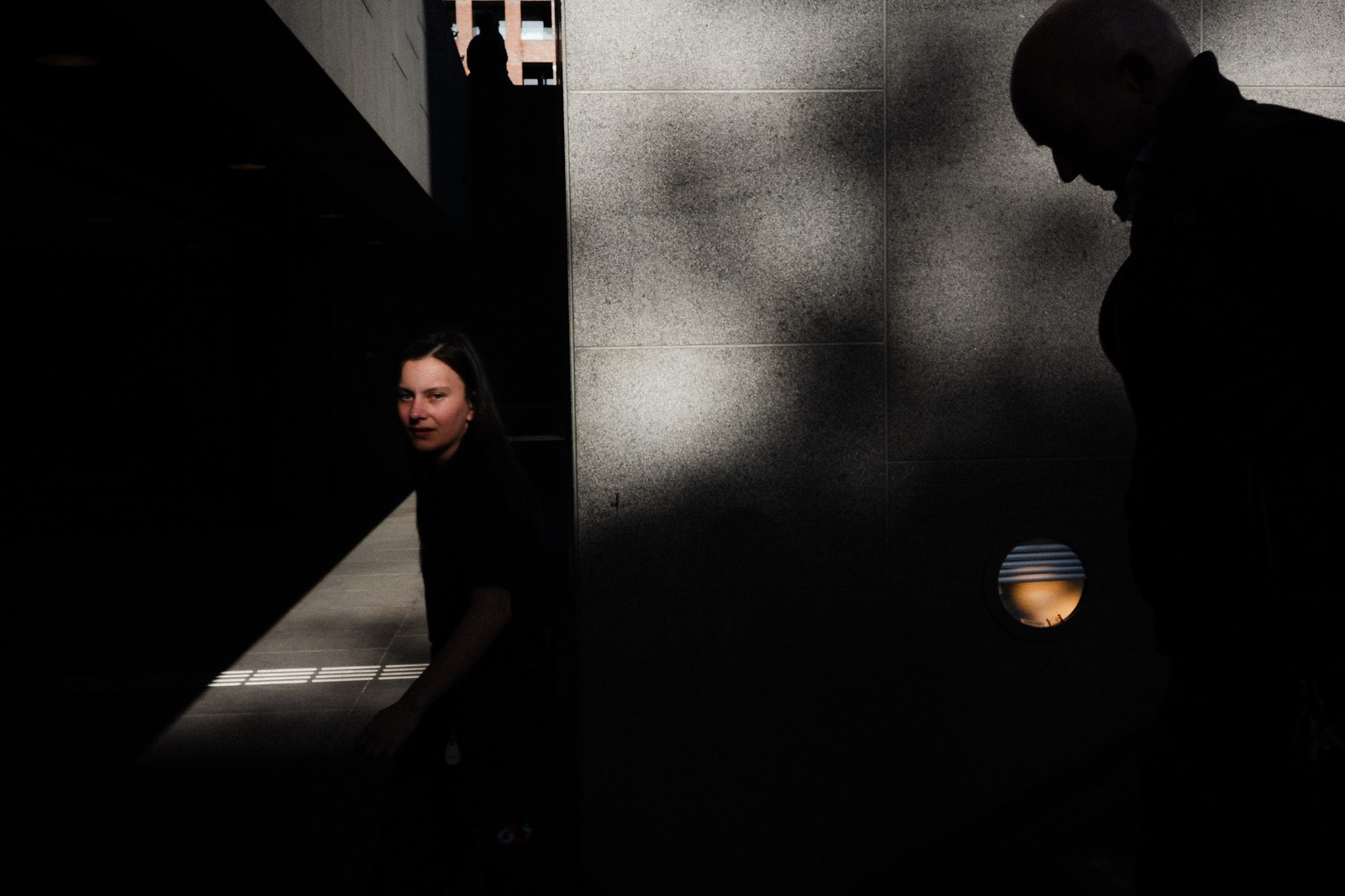 Straatfoto van Yahya met mensen, architectuur, licht en schaduw